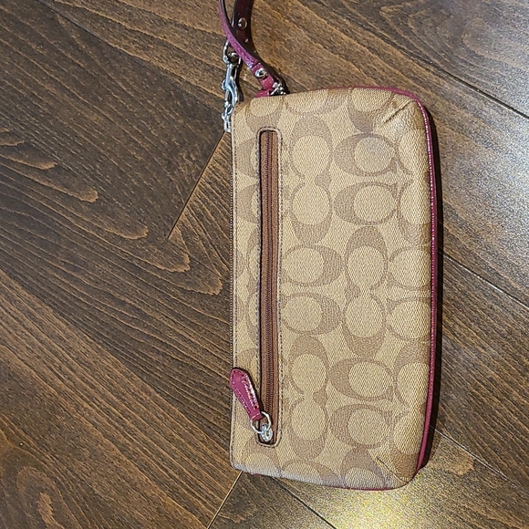 Coach Clutch - Picture 2 of 4